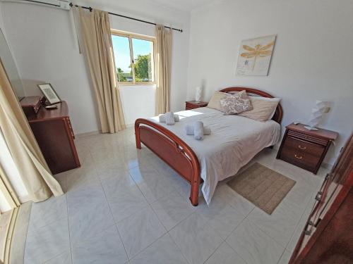 Uma cama ou camas num quarto em Villa Chiquito Albufeira - Private Pool&Parking - BBQ&AC&WI-FI