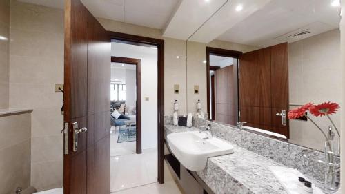 La salle de bains est pourvue d'un lavabo et d'un miroir. dans l'établissement Suha Park Luxury Hotel Apartments, Waterfront Jaddaf, à Dubaï