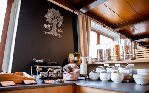 a counter with ceramics on top of it at Hotel-Linde-Restaurant Monika Bosch und Martin Bosch GbR in Heidenheim