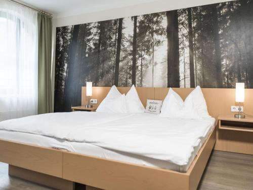 Ένα ή περισσότερα κρεβάτια σε δωμάτιο στο Naturhotel Schloss Kassegg
