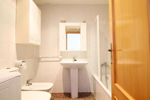 Koupelna v ubytování Global Properties, Estudio para parejas con piscina en Canet playa