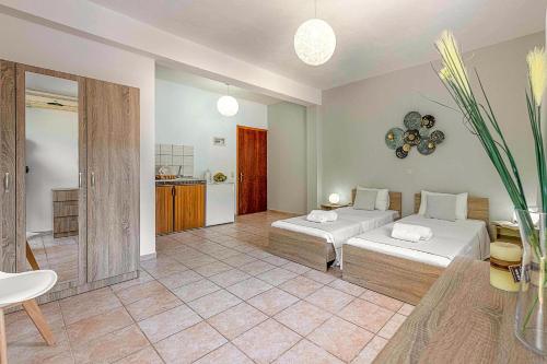a large room with two beds and a kitchen at Faro Del Porto in Póros Kefalonias