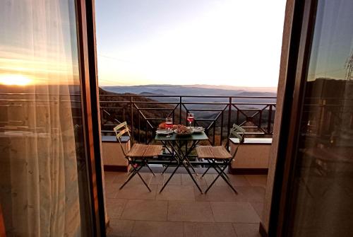 d'une table et de chaises sur un balcon avec vue. dans l'établissement Modern Lux Apartment H8 at Milmari Resort, à Kopaonik