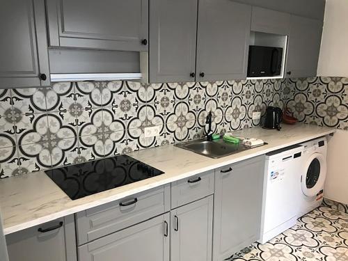 a kitchen with a sink and a microwave at Brussel House Basilic in Brussels