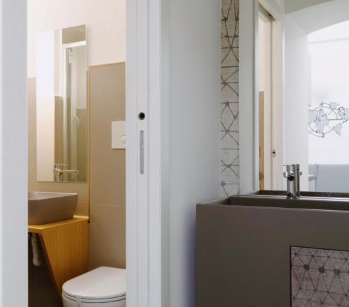 un baño con inodoro y lavabo en Centro Acquario Family, en Génova