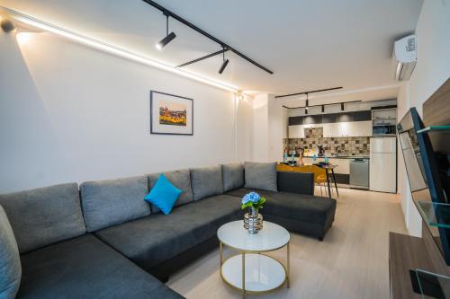 Kuchyňa alebo kuchynka v ubytovaní MyFlat B-Lake Silver Apartment