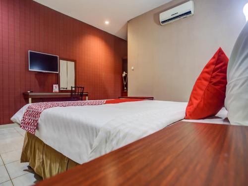 Uma cama ou camas num quarto em Super OYO 3936 Hotel Trisula Makassar