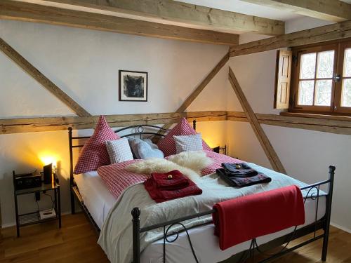 - une chambre avec un lit et des oreillers dans l'établissement Chalet Landsberg, à Landsberg am Lech