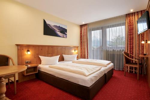 Ένα ή περισσότερα κρεβάτια σε δωμάτιο στο Alpen-Hotel Seimler