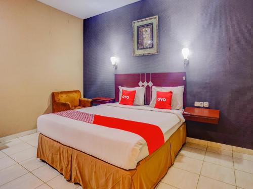 Uma cama ou camas num quarto em Super OYO 3936 Hotel Trisula Makassar