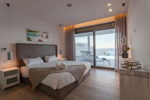 um quarto com uma cama com duas toalhas em Executive Rhodes Villa Villa Gaia Private Pool 3 Bedrooms Lindos em Lindos