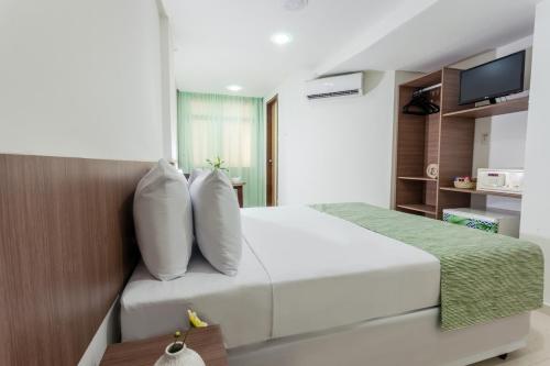 Cama o camas de una habitación en João Pessoa Hplus Beach