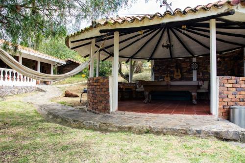 a patio with an umbrella and a picnic table at Villa Patty in Tibasosa