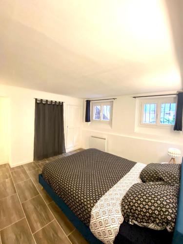 une chambre avec un lit et deux fenêtres dans l'établissement À 200M de la Gare Matabiau - Appartement tout équipé en Hypercentre -, à Toulouse