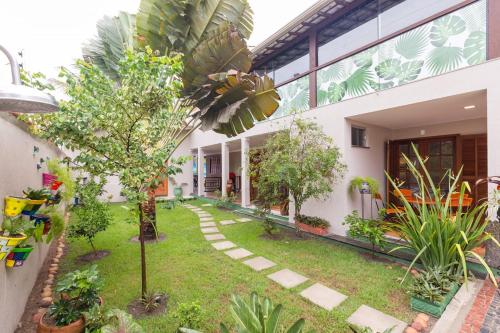 a courtyard of a house with trees and plants at Flor de Limão Hotel Boutique in Coroa Vermelha