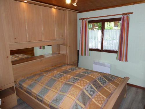 1 dormitorio con cama y ventana en gîte superéquipé en Ardenne belge, en Rendeux