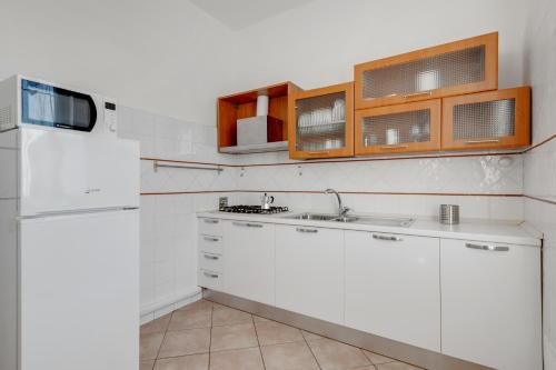 GuestHost - Lulli Cozy Apartment with Balcony