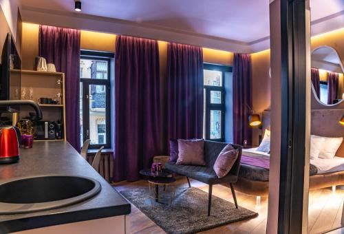 Ruang duduk di Luxury Upscale Apartments On 18 M Zhitomirska