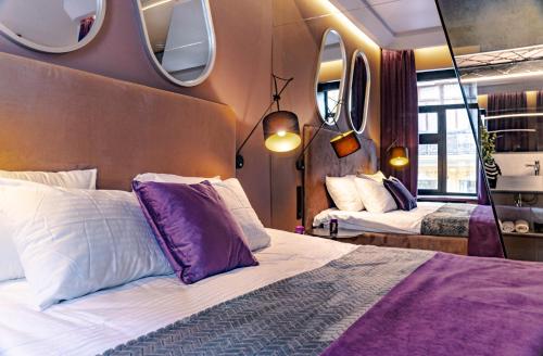 Ліжко або ліжка в номері Luxury Upscale Apartments On Maydan