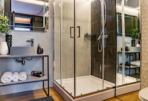 Bilik mandi di Luxury Upscale Apartments On 18 M Zhitomirska