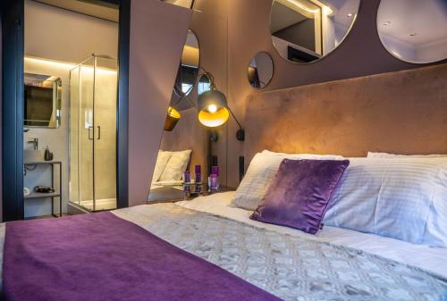 Katil atau katil-katil dalam bilik di Luxury Upscale Apartments On 18 M Zhitomirska