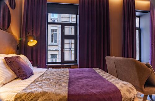 Katil atau katil-katil dalam bilik di Luxury Upscale Apartments On 18 M Zhitomirska