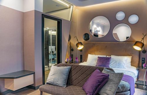 Katil atau katil-katil dalam bilik di Luxury Upscale Apartments On 18 M Zhitomirska