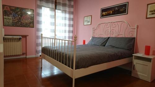 una camera da letto con un letto in una stanza con pareti rosa di LaMoka Verona a Verona