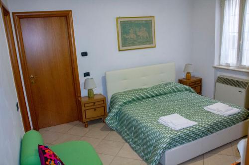 亞維札諾的住宿－La Casa di Dadà，一间卧室配有一张带绿色棉被的床