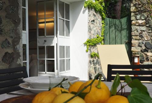 - une table avec un bol d'oranges dans l'établissement La Pavona Villa Luxury Collection, à Monterosso al Mare