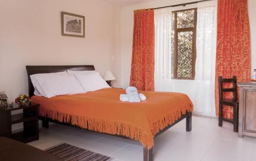 un dormitorio con una cama con un animal de peluche en Hotel Villa Sofia, en Nobsa