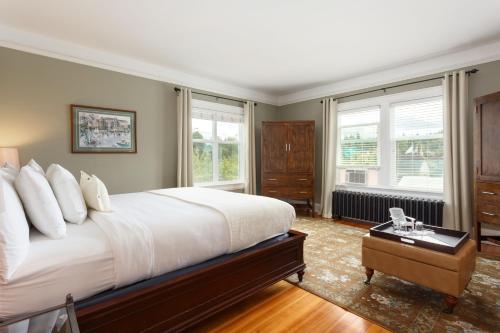 Un pat sau paturi într-o cameră la Nantucket Inn - Anacortes