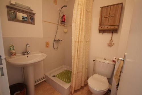 une salle de bain avec un lavabo, des toilettes et une douche dans l'établissement Belle villa 2 chambres, vue réserve, résidence avec piscine commune à 800m de la mer PORTIRAGNES plage LRCS114, à Portiragnes