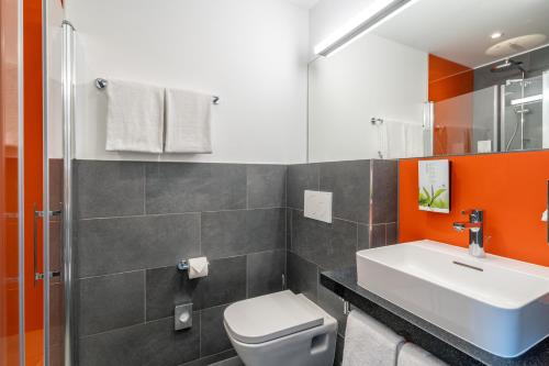uma casa de banho com um WC e um lavatório em Campanile Frankfurt Offenbach em Offenbach