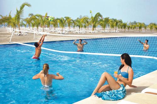 Riu Playa Blanca - All Inclusiveの敷地内または近くにあるプール