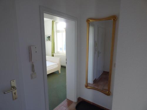 einen Flur mit Spiegel in einem Zimmer in der Unterkunft "Villa Loni" Ferienwohnung 7 in Ostseebad Sellin