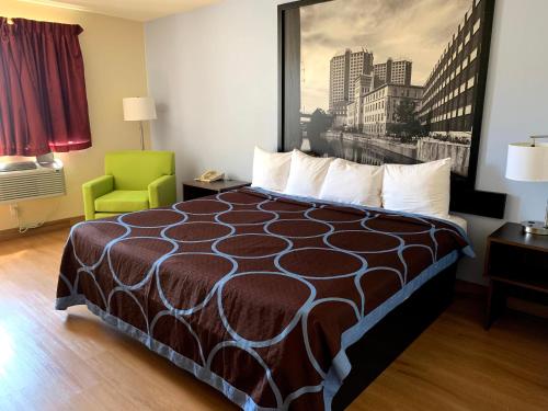 Llit o llits en una habitació de Super 8 by Wyndham Farmville
