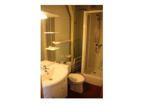 y baño con lavabo, aseo y ducha. en Residence Bellevue - maeva Home, en Orcières