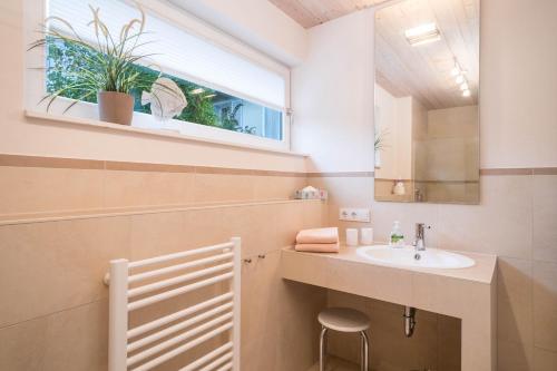 a bathroom with a sink and a window at Rosenblüte in Lindau