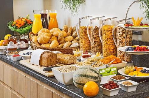 マハチカラにあるГостиница Каспийのカウンターでのビュッフェ式朝食(パンなど)