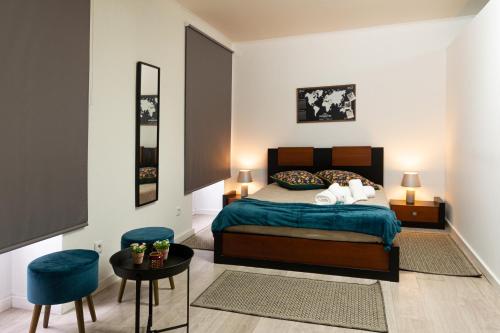1 dormitorio con 1 cama, mesa y sillas en Historical Center Apartments en Ponta Delgada