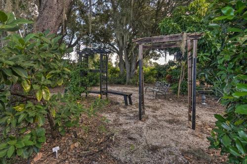 Κήπος έξω από το Breezy Gulf Coast Getaway about 4 Mi to Beach Park