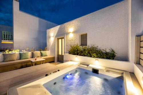a jacuzzi tub in the backyard of a house at Kandiani Bleu Ciel in Naousa