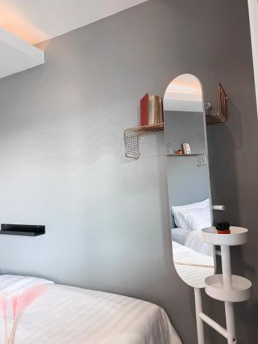 En eller flere senge i et værelse på VarietyD-DayHostel HuaHin