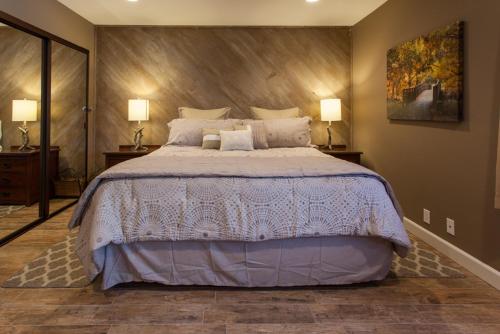 a bedroom with a large bed with two lamps at Snowcreek #405 - Phase III in Mammoth Lakes