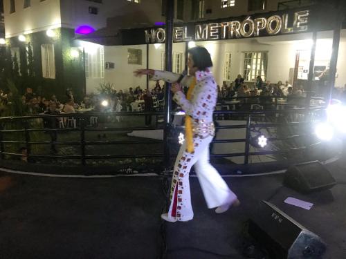 a woman dancing on a stage in front of a crowd at Hotel Metrópole in São Lourenço