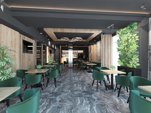 的住宿－Zbruch Palace Hotel，带有桌子和绿色椅子的餐厅的 ⁇ 染