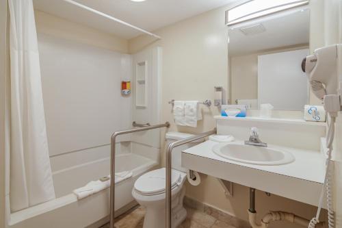 The Fairways Inn of Naples tesisinde bir banyo