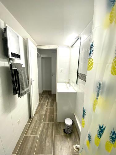 une salle de bain avec un lavabo et des toilettes dans l'établissement À 200M de la Gare Matabiau - Appartement tout équipé en Hypercentre -, à Toulouse