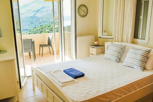 ゲオルギオポリスにあるAloe Villa Chania Creteのベッドルーム1室(大型ベッド1台、バルコニー付)